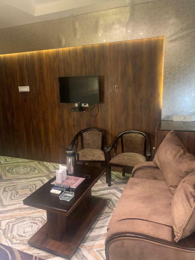 Hotel Mmk Kánpur Kültér fotó